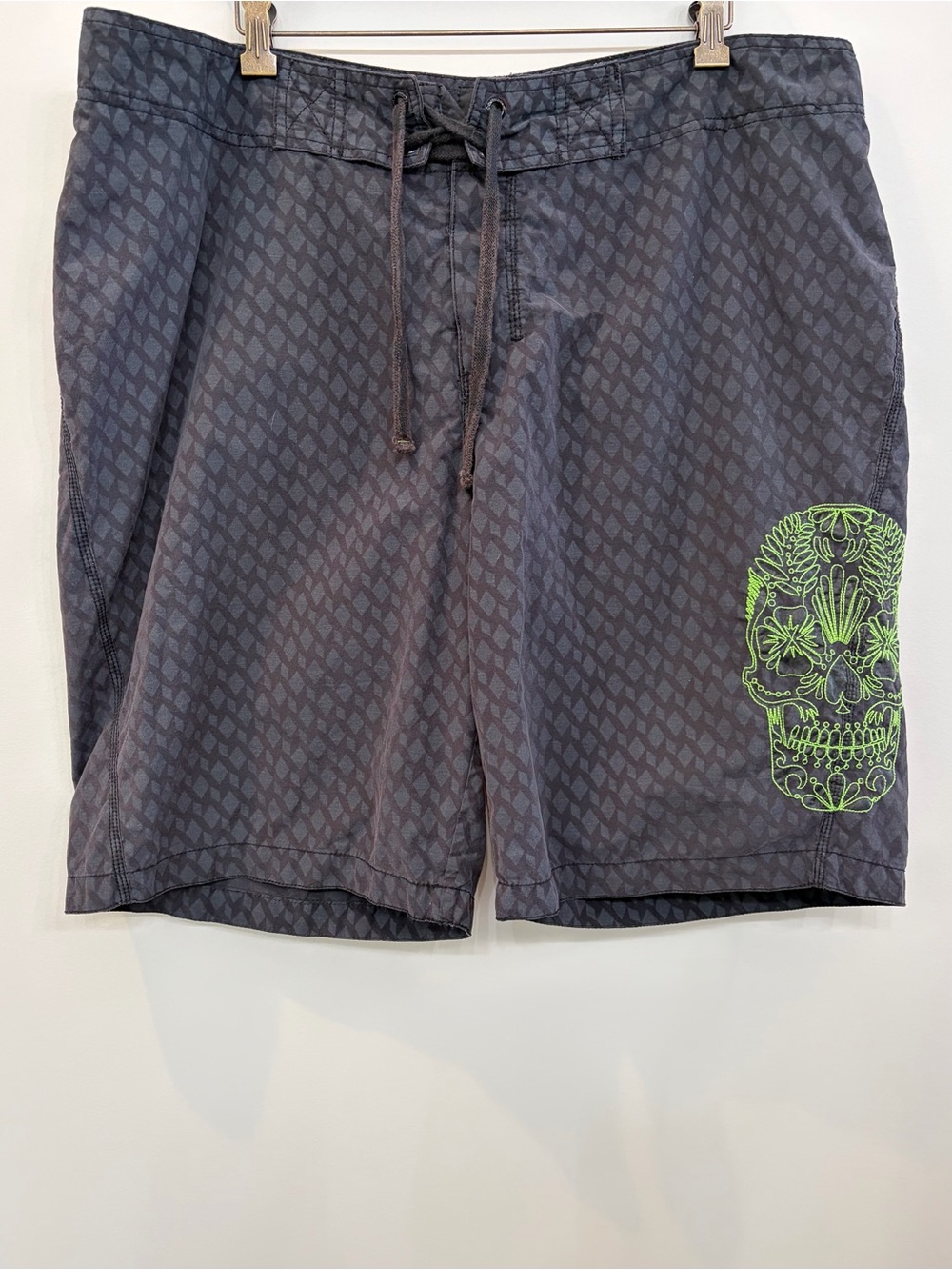 Old Navy Dark Gray + Green Embroidered Sugar Skull Board Shorts Mens Size XL